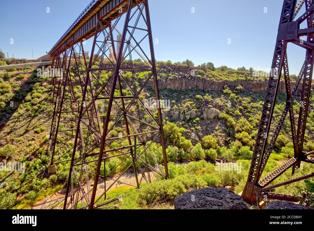 Eine Eisenbahnbrücke über den Hell Canyon in Drake AZ. Stockfoto