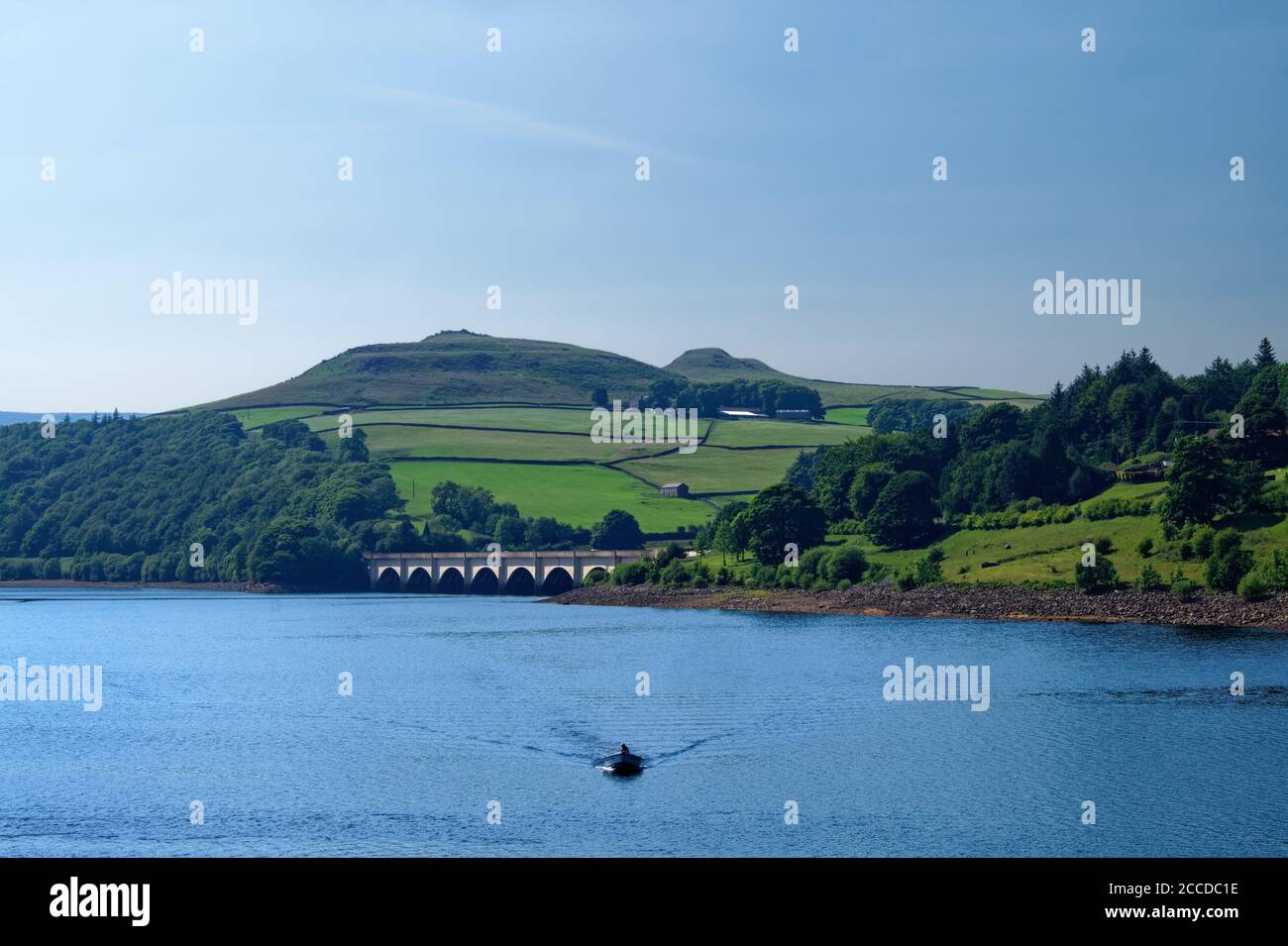 Großbritannien, Derbyshire, Peak District, Ladybower Reservoir mit Blick auf Ashopton Viaduct & Crook Hill Stockfoto
