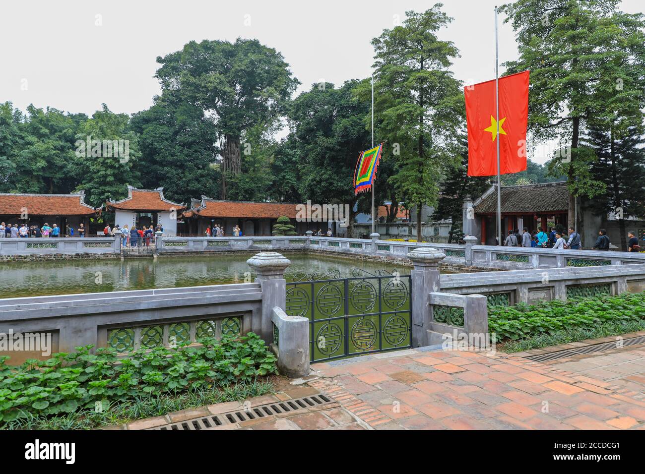 Dritter Innenhof des Tempels mit dem Thien Quang Brunnen Tempel der Literatur oder Tempel der Kultur, ein Tempel des Konfuzius in Hanoi, Vietnam, Asien Stockfoto