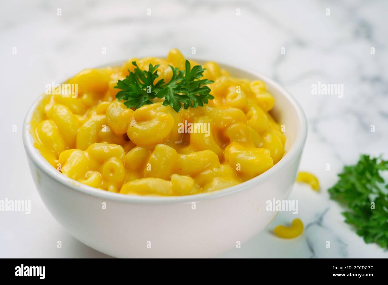 Hausgemachter Cheesy Mac und Käse, selektiver Fokus Stockfoto