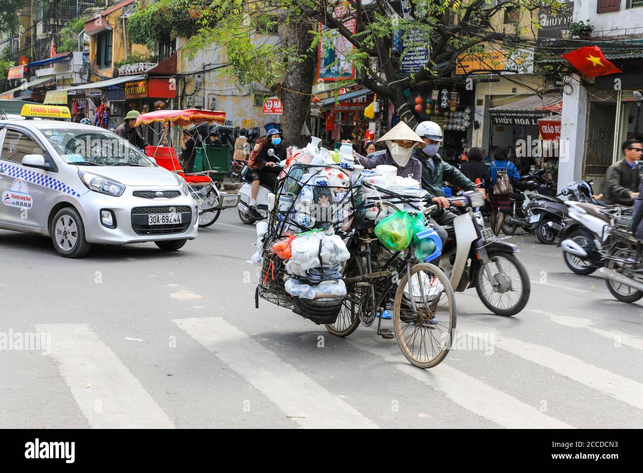Händler oder Straßenverkäufer verkaufen Haushaltswaren von Fahrrädern auf einer belebten Straße in Hanoi, Vietnam, Südostasien Stockfoto