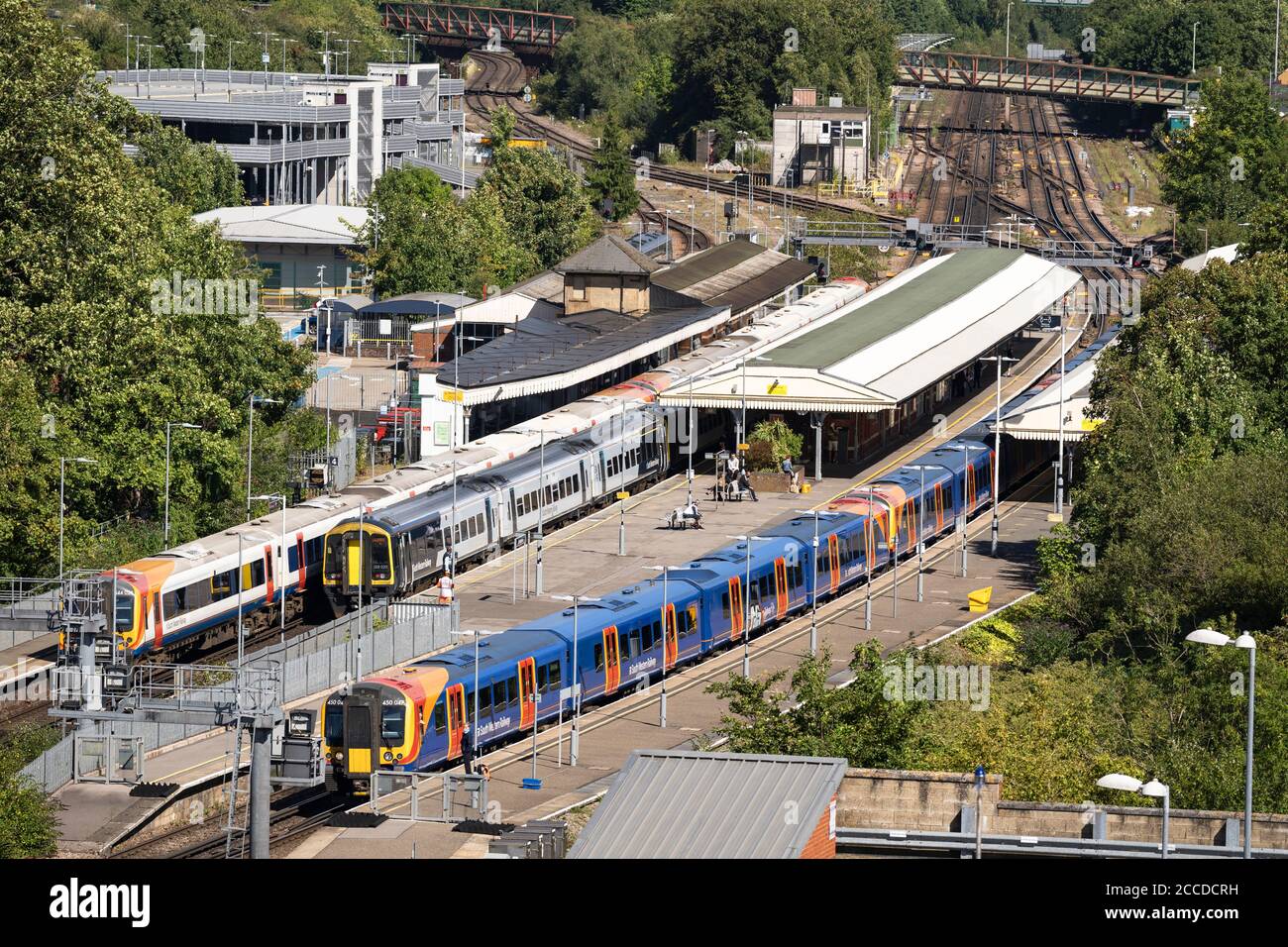 Luftaufnahme Blick auf Basingstoke Bahnhof und South Western Railway Züge im Sommer, Hampshire, England Stockfoto
