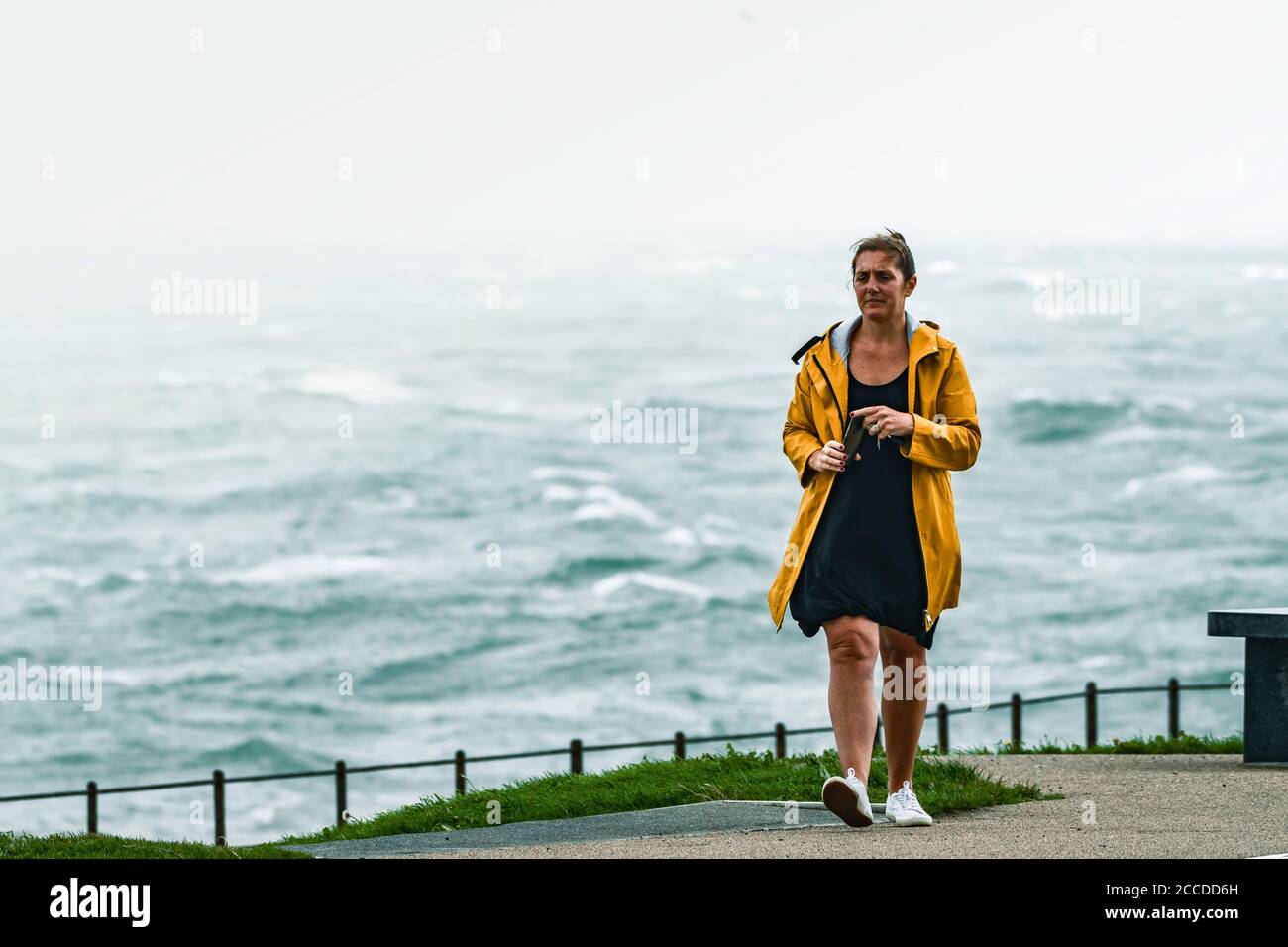 Sturm Ellen trifft Irisches Meer. Graystones Seepromenade und Segelclub in der Nähe von Bray Head. Irland. 19-20 August 2020.. Stockfoto