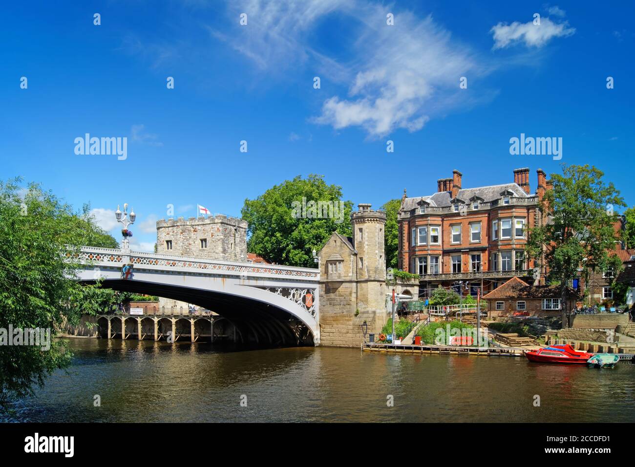 Großbritannien, North Yorkshire, York, Lendal Tower und Lendal Bridge neben dem Fluss Ouse Stockfoto