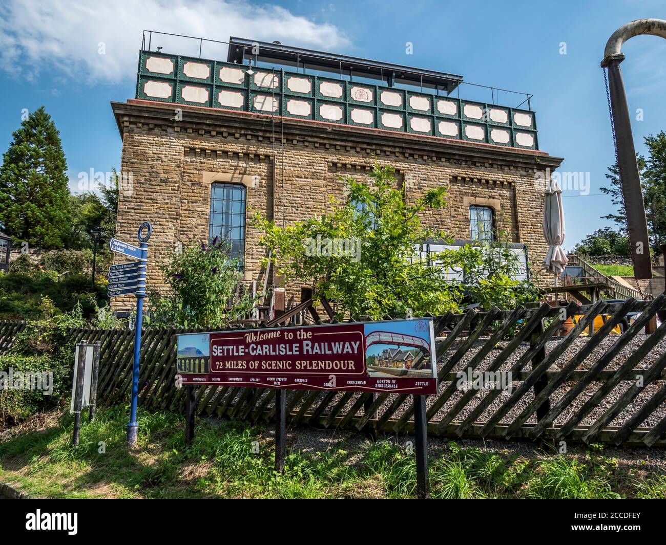 Dies ist der alte Wassertank am Bahnhof Settle In den Yorkshire Dales einer der wichtigsten Bahnhöfe Auf der berühmten Settle Carlisle Linie Stockfoto