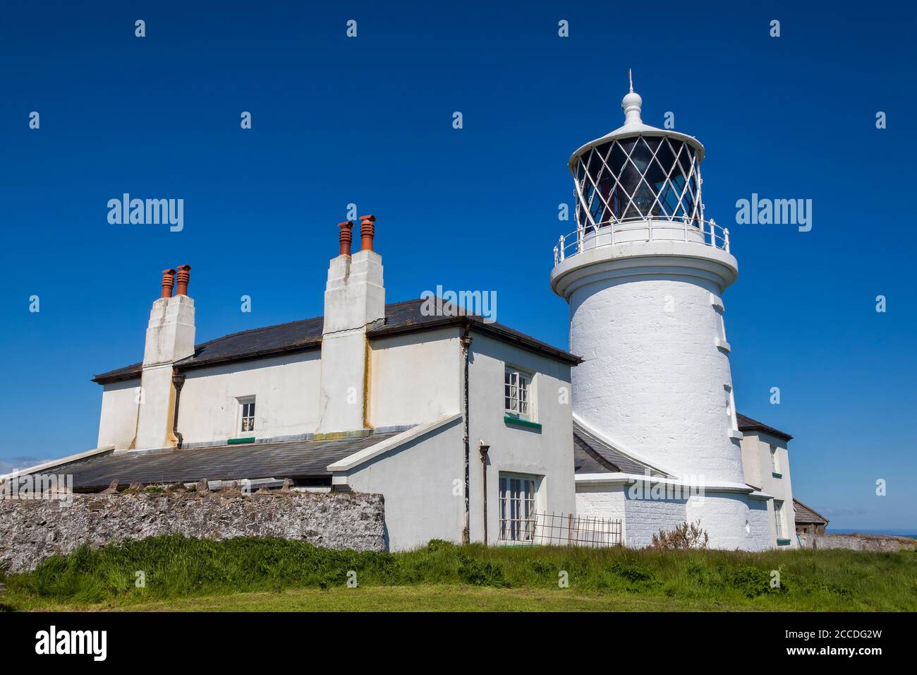 Caldey Lighthouse auf Caldey Island Tenby Pembrokeshire Wales im Auftrag von Trinity House und eröffnet im Jahr 1829, die ein beliebtes ist Reiseziel nach Stockfoto