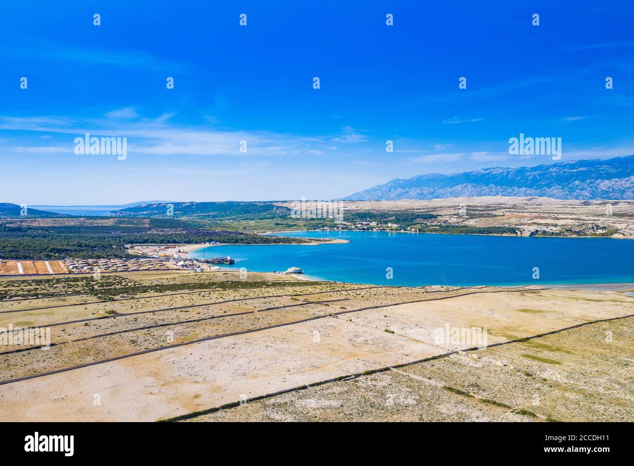 Landschaft auf der Insel Pag in Kroatien, Velebit Berg im Hintergrund Stockfoto
