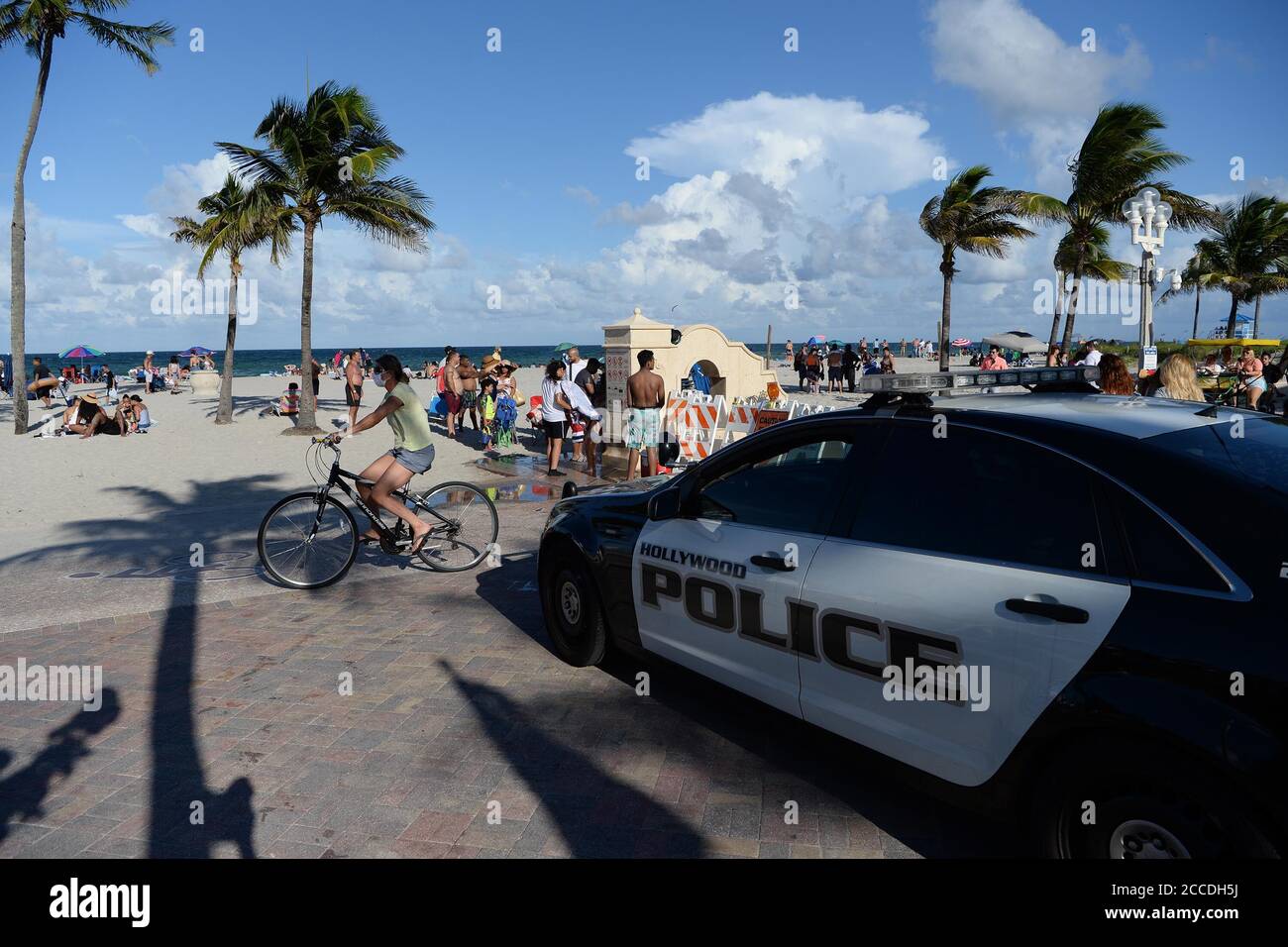 , Hollywood, FL - 20200719- Dennis Rodman wird gesehen und über mit einer unbekannten Frau, die nicht eine Maske an Fort Hollywood Beach Boardwalk als Broward County ist eine tägliche 11 Uhr zu 5 Uhr vorgeben. Ausgangssperre, sowie Florida berichtet mehr als 12,400 neue COVID-19 Fälle Sonntag, Am 19. Juli 2020 wurden in Hollywood Beach mehr als 350,000 Länder erreicht -IM BILD: General View (Fort Hollywood Beach Boardwalk) -FOTO von: INSTARimages.com Dies ist ein redaktionelles, lizenzpflichtige Bild. Bitte kontaktieren Sie Instar Images LLC für Lizenzgebühren und Rechtsinformationen unter sales@instarimages.com oder rufen Sie an Stockfoto