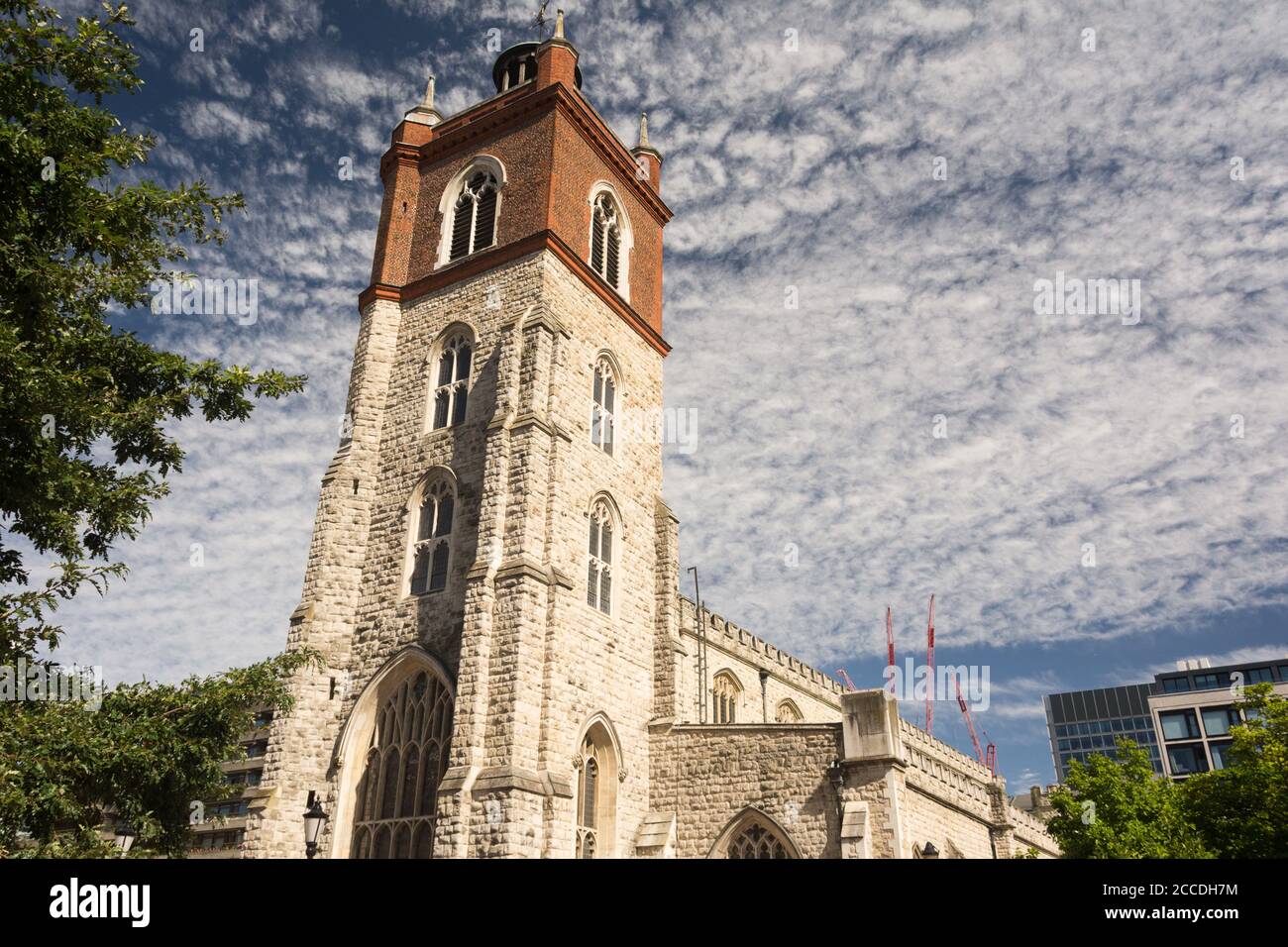 Der Turm von St Giles-Without-Cripplegate in der City of London, gelegen an der Fore Street im modernen Barbican Complex, London, UK Stockfoto