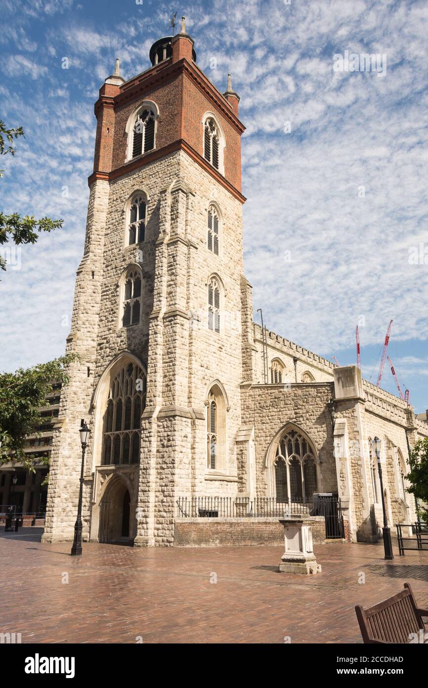 Der Turm von St Giles-Without-Cripplegate in der City of London, gelegen an der Fore Street im modernen Barbican Complex, London, UK Stockfoto