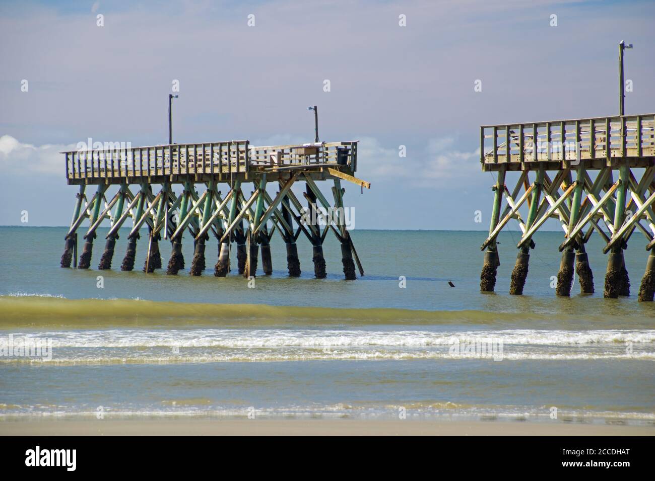 Pier beschädigt durch Hurrikan Isaias in North Myrtle Beach, SC Stockfoto