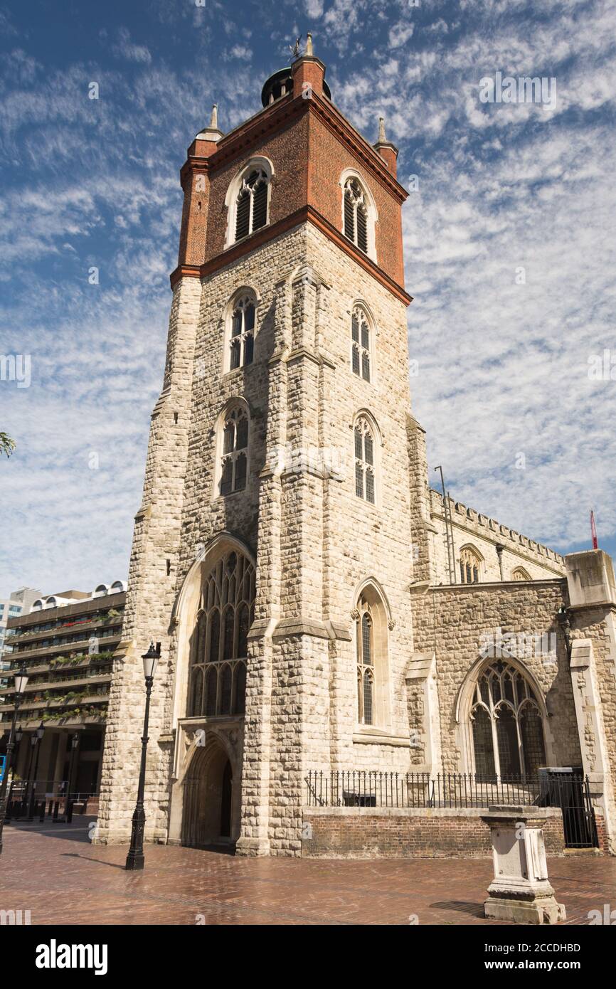 Der Turm von St Giles-Without-Cripplegate in der City of London, gelegen an der Fore Street im modernen Barbican Complex, London, UK Stockfoto