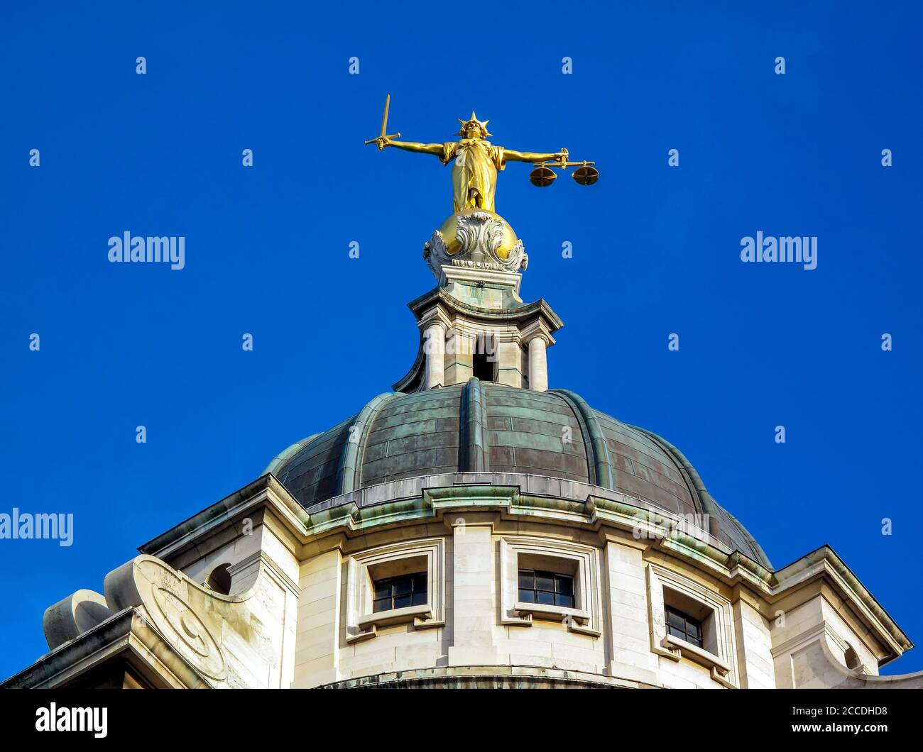 Scales of Justice des Central Criminal Court liebevoll bekannt als The Old Bailey London, England, Großbritannien, die ein beliebtes Reiseziel Touristen ist Stockfoto