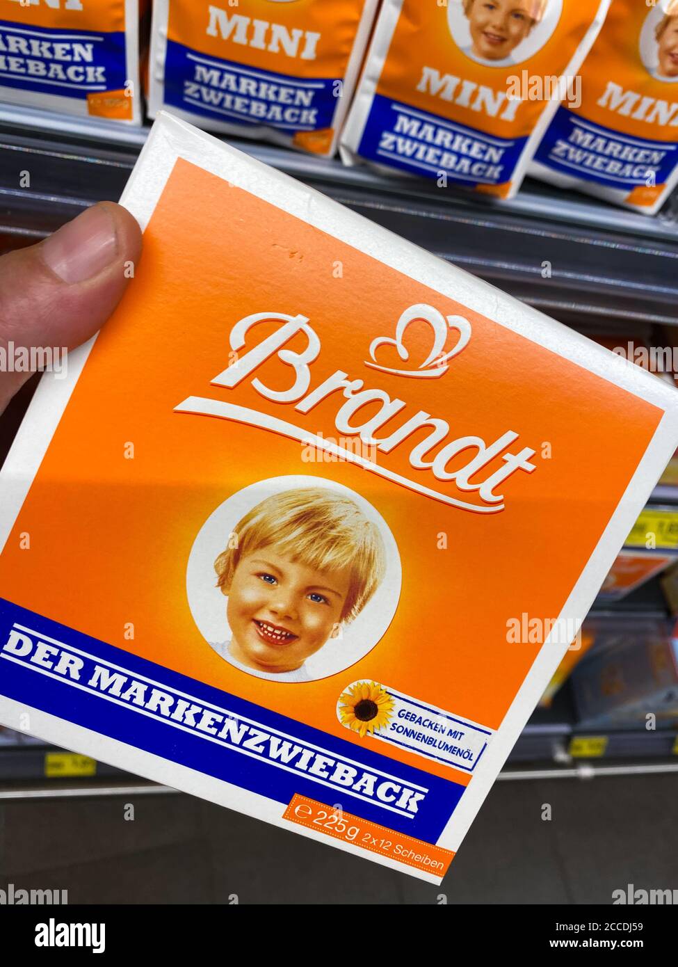 Viersen, Deutschland - 9. Juli. 2020: Nahaufnahme der Handtasche mit Brandt-Rusk-Knäckebrot im deutschen Supermarkt (Fokus auf die Mitte der Tasche) Stockfoto
