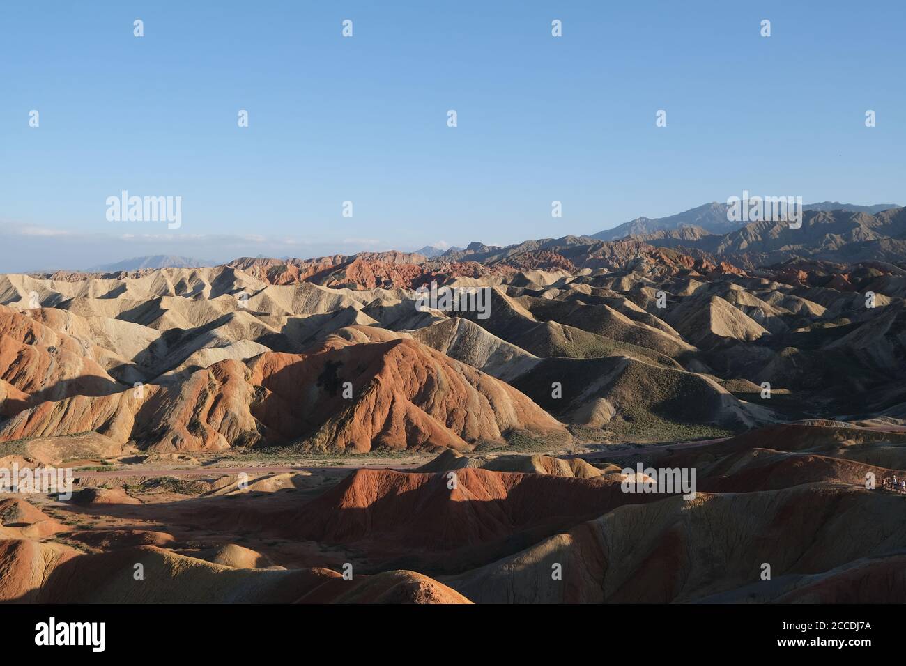 High-Angle-Ansicht der bunten Danxia landform Bergkette an sonnigen Tag. Weitwinkel. Stockfoto