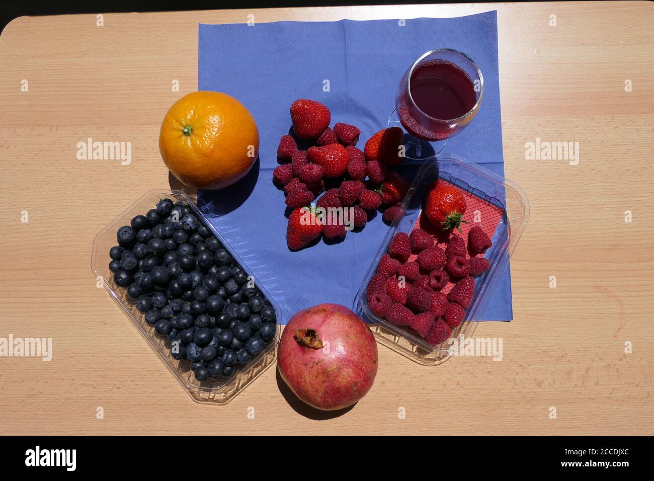 Gesundes Leben - Früchte, Beeren und Fruchtsaft auf einem Holztisch Stockfoto