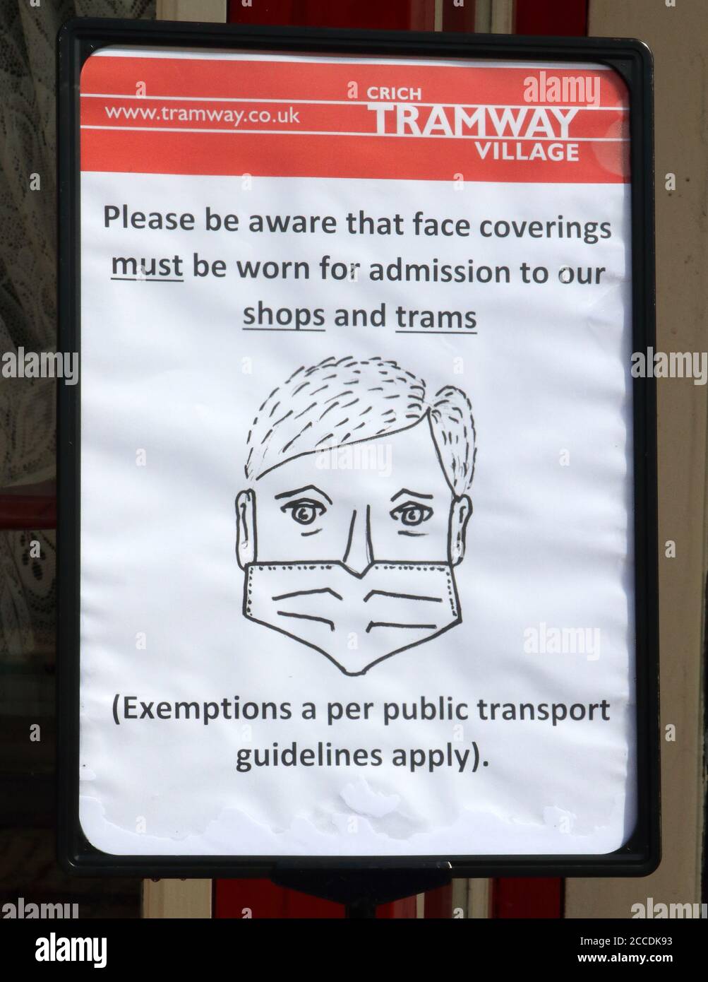 Derbyshire, Usa. August 2020. Ein Warnhinweis, der Menschen rät, Gesichtsmasken auf Tram.Museums in Großbritannien mit schützenden Gesichtsmasken zu tragen, die in Innenräumen erforderlich sind, wieder eröffnet. Mit Gesichtsmasken, die bereits im öffentlichen Verkehr vorgeschrieben sind, erforderte das Fahren auf einer der Oldtimer-Straßenbahnen im National Tramway Museum in Crich Tramway Village Gesichtsbedeckungen sowohl von Fahrgästen als auch von Fahrern. Kredit: SOPA Images Limited/Alamy Live Nachrichten Stockfoto