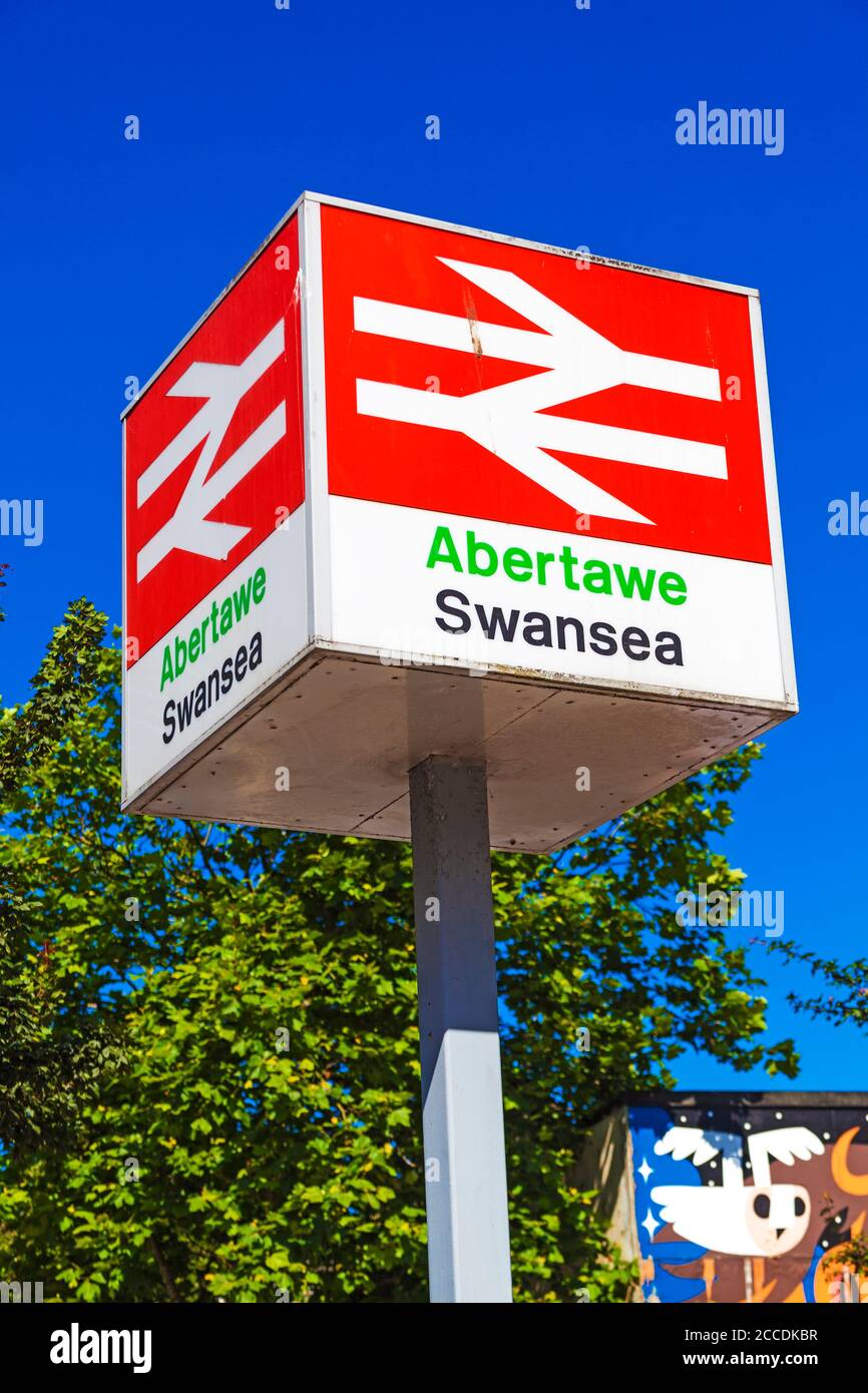 Swansea, Wales, UK , 30. Juni 2018 : British Rail Wegweiser am Swansea Railway Station, die ein beliebtes Reiseziel Stock Foto ist Stockfoto