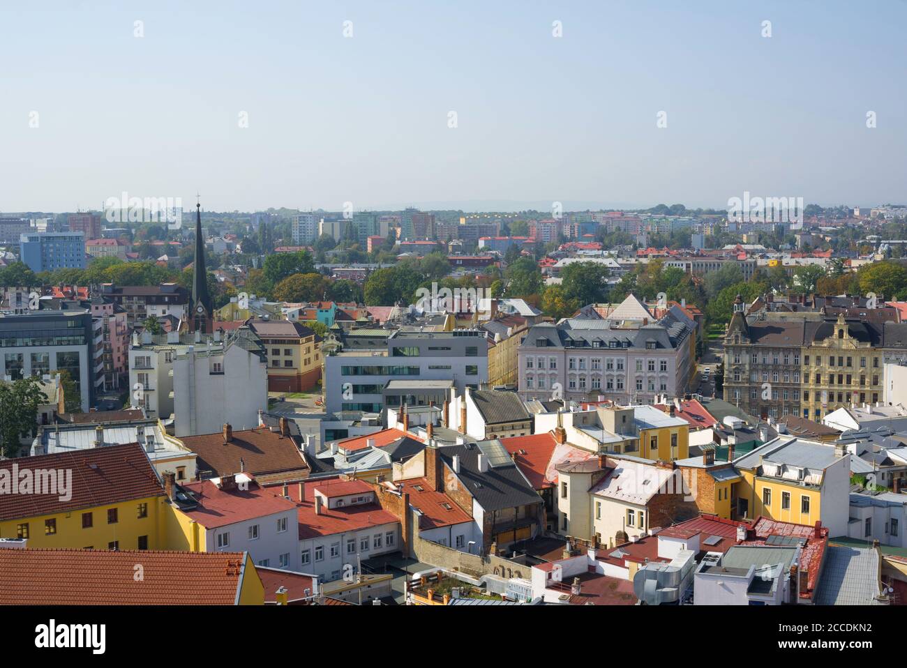 Stadtbild von Stadt und Stadt von oben. Alte und moderne Architektur in verschiedenen Stilen. Authentischer Urbanismus Stockfoto