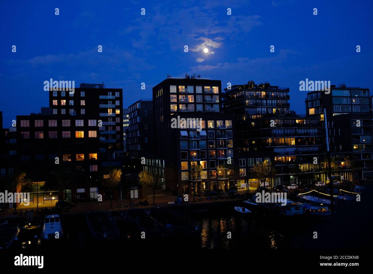 Schöner Abendhimmel im Zentrum von Amsterdam mit dem Skyline des Westerdock Stockfoto