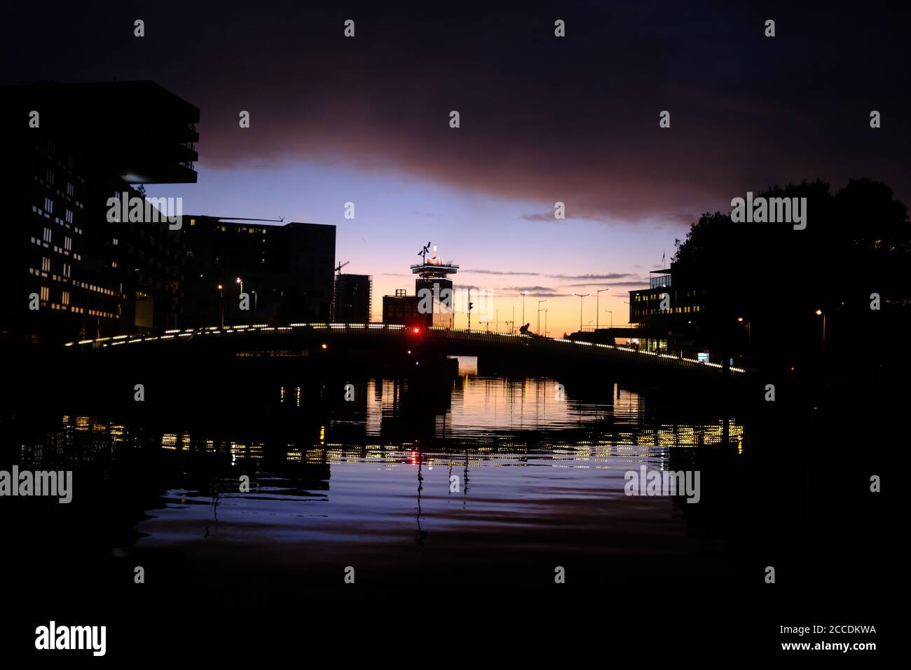 Schönes Morgenlicht im Zentrum von Amsterdam mit dem Skyline des Westerdock und des Adam Towers Stockfoto
