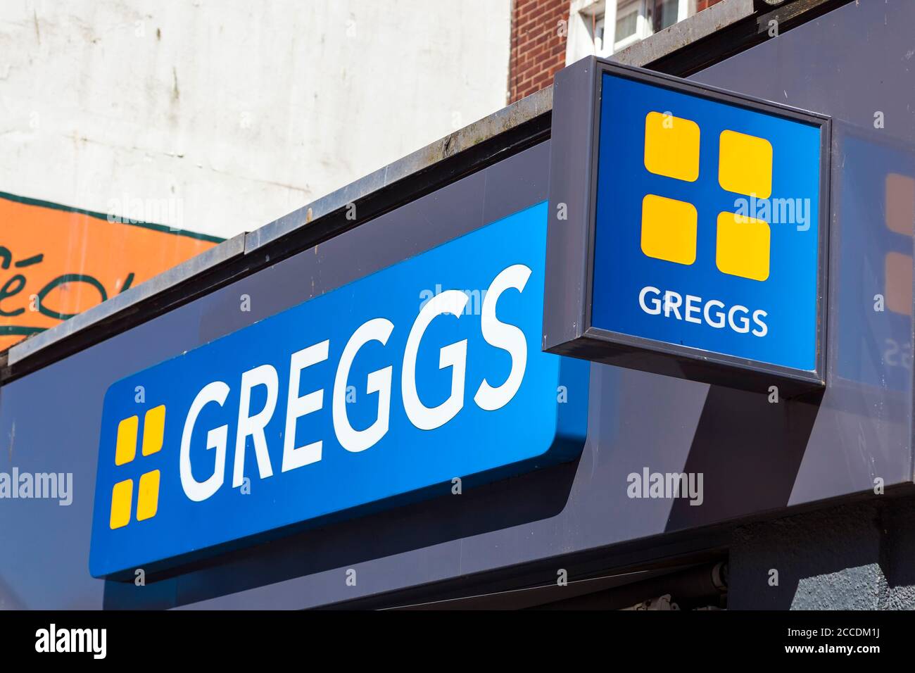 Swansea, Wales, Großbritannien, 30. Juni 2018: Greggs Bäcker Logo Werbeschild vor einem seiner Einzelhandelsgeschäft Bäckereien Laden in der Oxford Street Stockfoto