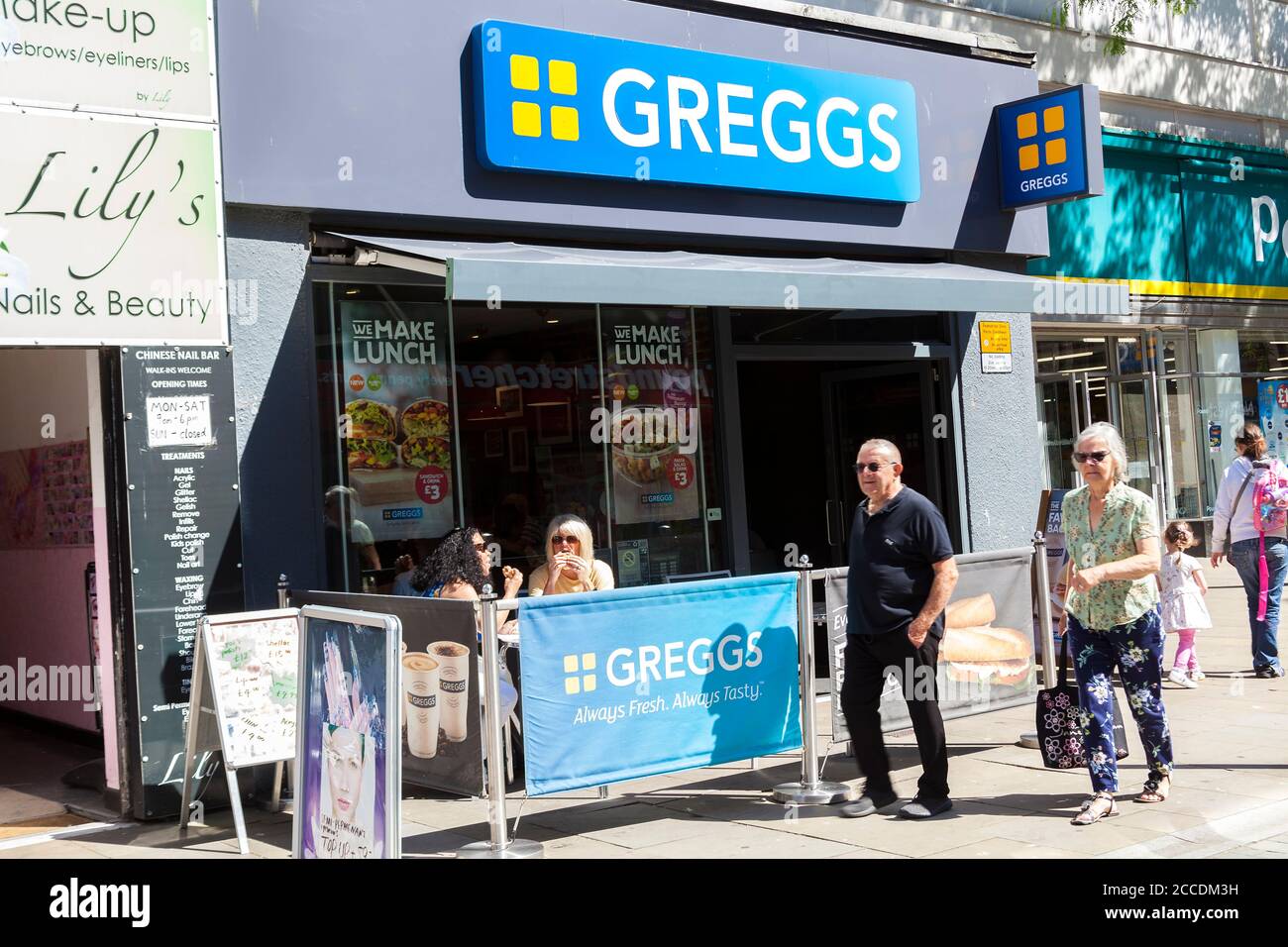 Swansea, Wales, Großbritannien, 30. Juni 2018: Greggs Bäcker Logo Werbeschild vor einem seiner Einzelhandelsgeschäft Bäckereien Laden in der Oxford Street Stockfoto