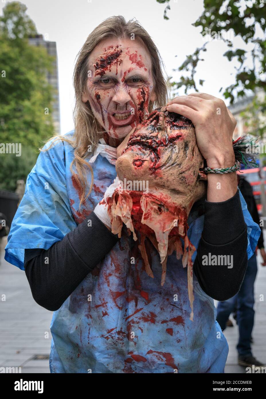 World Zombie Day Walk Teilnehmer als Zombies in Kostümen und Make-up Spaziergang durch London, England, Großbritannien Stockfoto