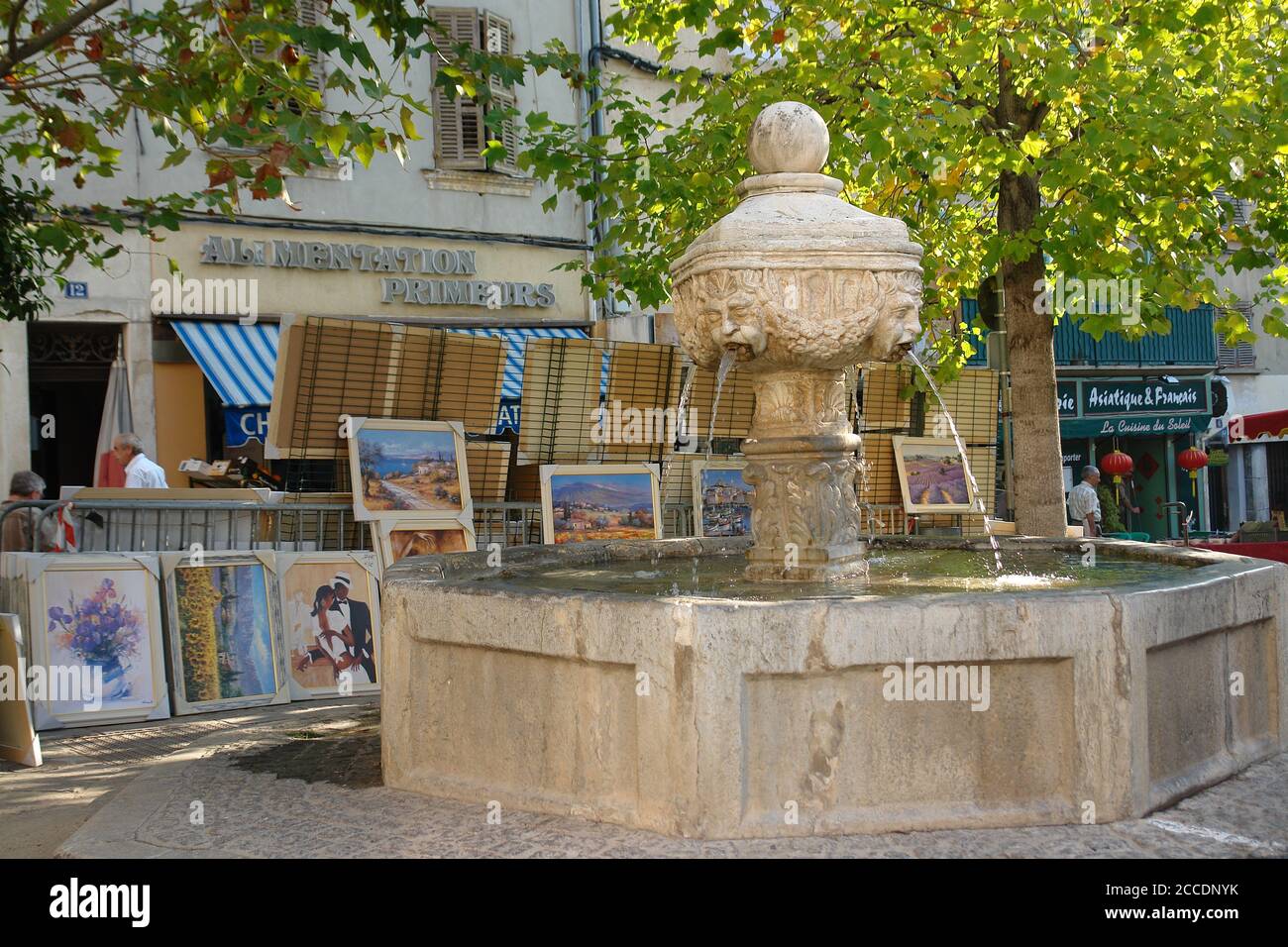 Brunnen St. Laurent während des Olivenbaumes in Ollioules Stockfoto