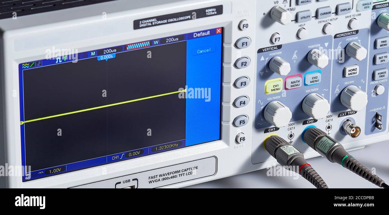 Detail des Oszilloskops und Zubehörs auf weißem Hintergrund ausgeschnitten Stockfoto