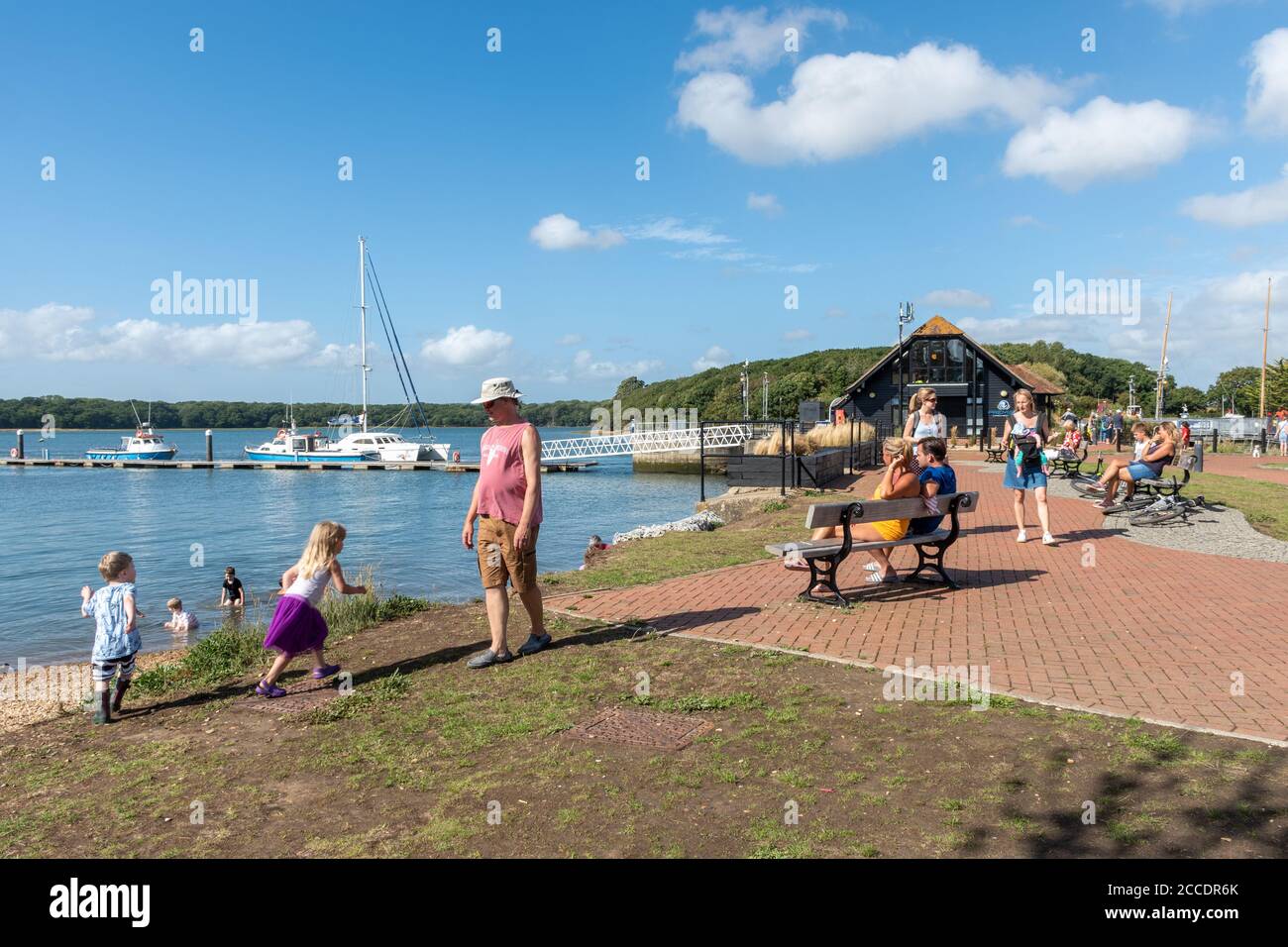 Familien, die einen Urlaub oder Aufenthalt in Chichester Marina am Chichester Harbour, West Sussex, Großbritannien, an einem sonnigen Augusttag genießen Stockfoto