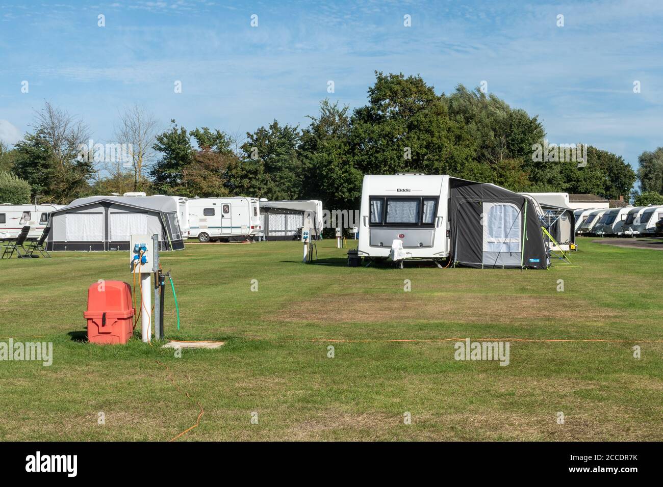 Wohnwagen und Zelte auf dem Campingplatz Ellscott Park in Birdham, West Sussex, Großbritannien, im Sommer Stockfoto