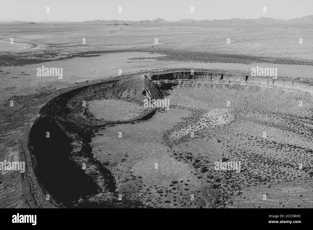 Luftaufnahme des maar-Typ Vulkankraters, Cater Cerro Colorado in den Bergen des El Pinacate Biosphere Reserve und der großen Altar Wüste in Sonora, Mexiko. Erbe der Menschheit durch die unesco. Typisches Wüstenökosystem in Arizona, nur wenige Kilometer vom Ort entfernt. Der Vulkan ist der zweitgrößte in einer ausgedehnten Kette von Vulkankegeln und Krater. Dieser Krater unterscheidet sich von den anderen durch seine rötliche Farbe und seine Bildung mit Tonmaterial (Foto von Luis Gutierrez / Norte Photo) Vista aerea del cráter volcánico tipo maar, cater Cerro Colorado en la sierra de la Reserva de la Bio Stockfoto