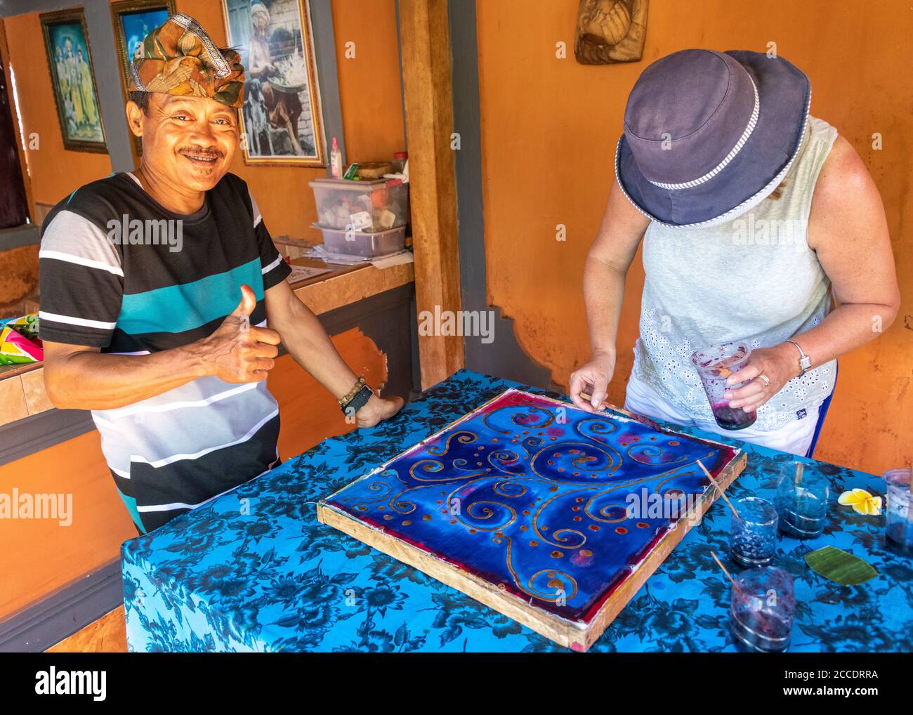 Batik ist eine traditionelle balinesische Kunsttechnik des wachsresistent Färbens, das auf das ganze Tuch aufgetragen wird. Diese Technik stammt aus Java, ist aber populär geworden Stockfoto