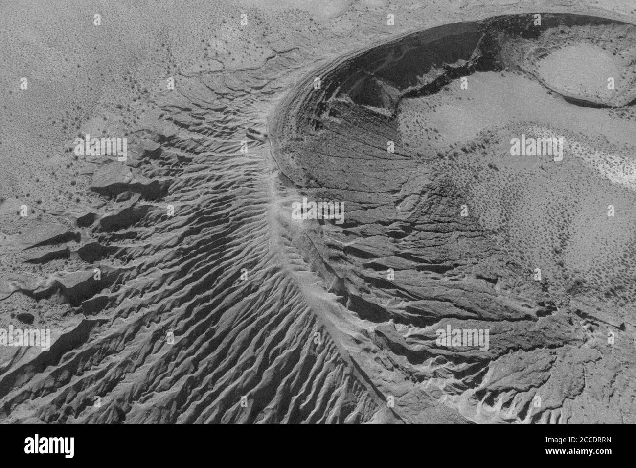 Luftaufnahme des maar-Typ Vulkankraters, Cater Cerro Colorado in den Bergen des El Pinacate Biosphere Reserve und der großen Altar Wüste in Sonora, Mexiko. Erbe der Menschheit durch die unesco. Typisches Wüstenökosystem in Arizona, nur wenige Kilometer vom Ort entfernt. Der Vulkan ist der zweitgrößte in einer ausgedehnten Kette von Vulkankegeln und Krater. Dieser Krater unterscheidet sich von den anderen durch seine rötliche Farbe und seine Bildung mit Tonmaterial (Foto von Luis Gutierrez / Norte Photo) Vista aerea del cráter volcánico tipo maar, cater Cerro Colorado en la sierra de la Reserva de la Bio Stockfoto