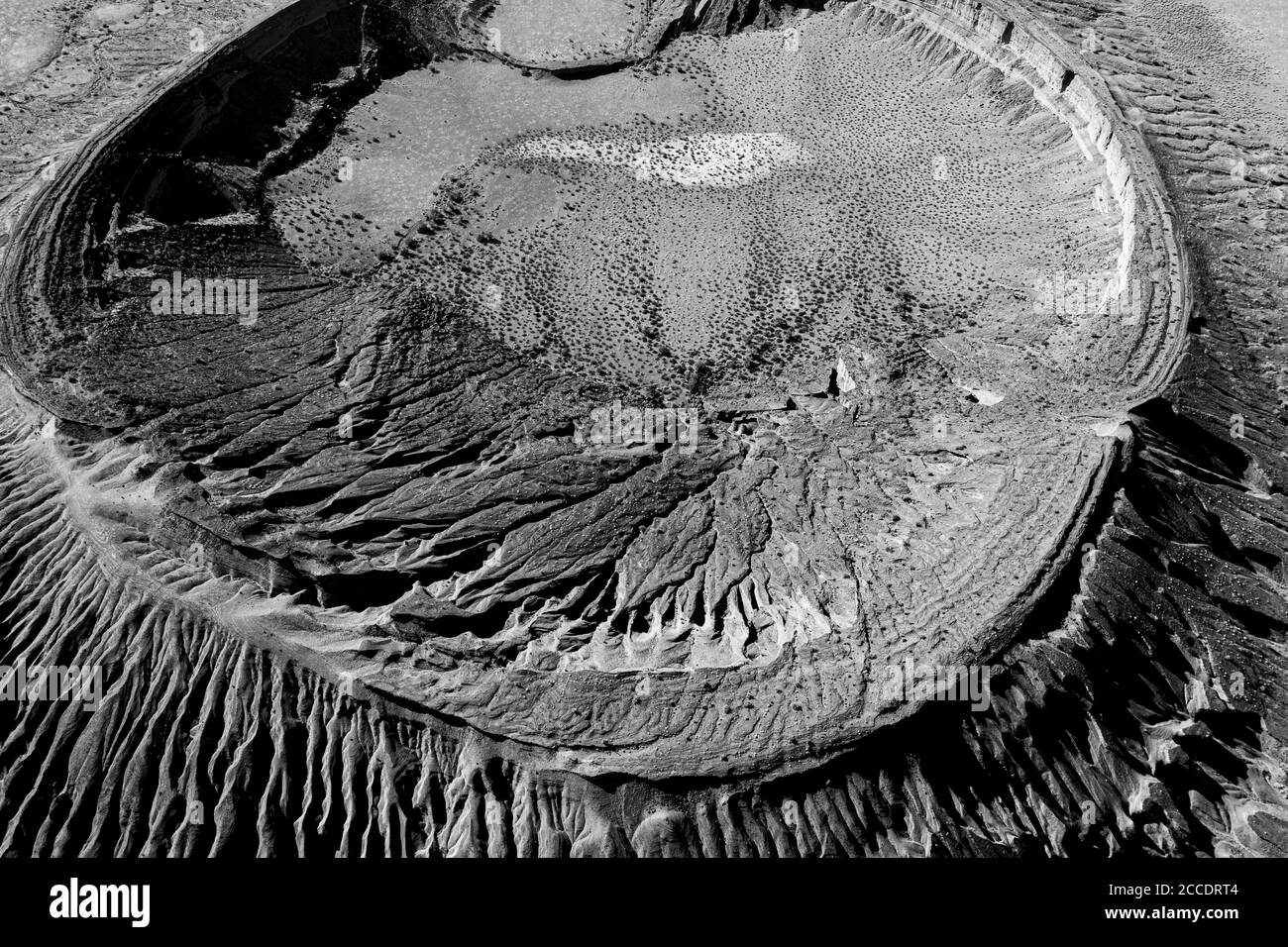 Luftaufnahme des maar-Typ Vulkankraters, Cater Cerro Colorado in den Bergen des El Pinacate Biosphere Reserve und der großen Altar Wüste in Sonora, Mexiko. Erbe der Menschheit durch die unesco. Typisches Wüstenökosystem in Arizona, nur wenige Kilometer vom Ort entfernt. Der Vulkan ist der zweitgrößte in einer ausgedehnten Kette von Vulkankegeln und Krater. Dieser Krater unterscheidet sich von den anderen durch seine rötliche Farbe und seine Bildung mit Tonmaterial (Foto von Luis Gutierrez / Norte Photo) Vista aerea del cráter volcánico tipo maar, cater Cerro Colorado en la sierra de la Reserva de la Bio Stockfoto