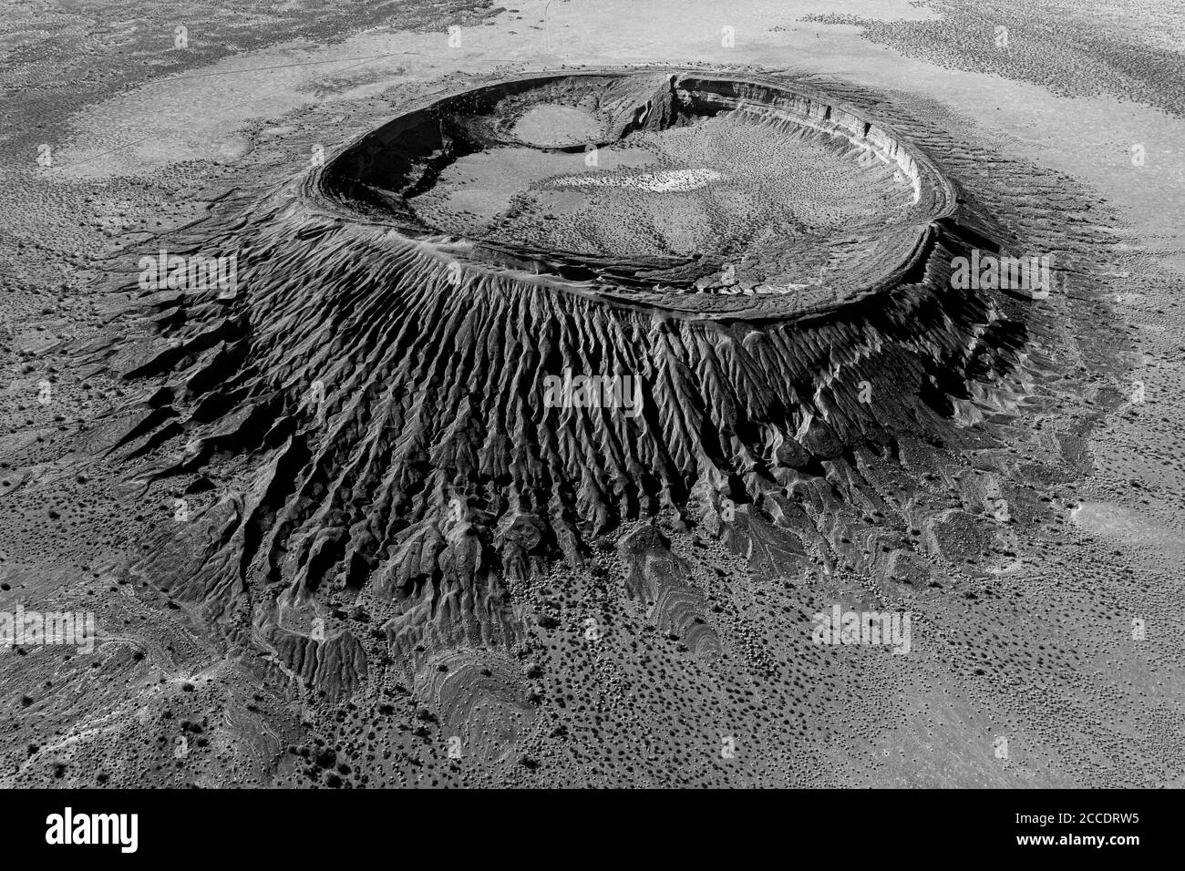 Luftaufnahme des maar-Typ Vulkankraters, Cater Cerro Colorado in den Bergen des El Pinacate Biosphere Reserve und der großen Altar Wüste in Sonora, Mexiko. Erbe der Menschheit durch die unesco. Typisches Wüstenökosystem in Arizona, nur wenige Kilometer vom Ort entfernt. Der Vulkan ist der zweitgrößte in einer ausgedehnten Kette von Vulkankegeln und Krater. Dieser Krater unterscheidet sich von den anderen durch seine rötliche Farbe und seine Bildung mit Tonmaterial (Foto von Luis Gutierrez / Norte Photo) Vista aerea del cráter volcánico tipo maar, cater Cerro Colorado en la sierra de la Reserva de la Bio Stockfoto