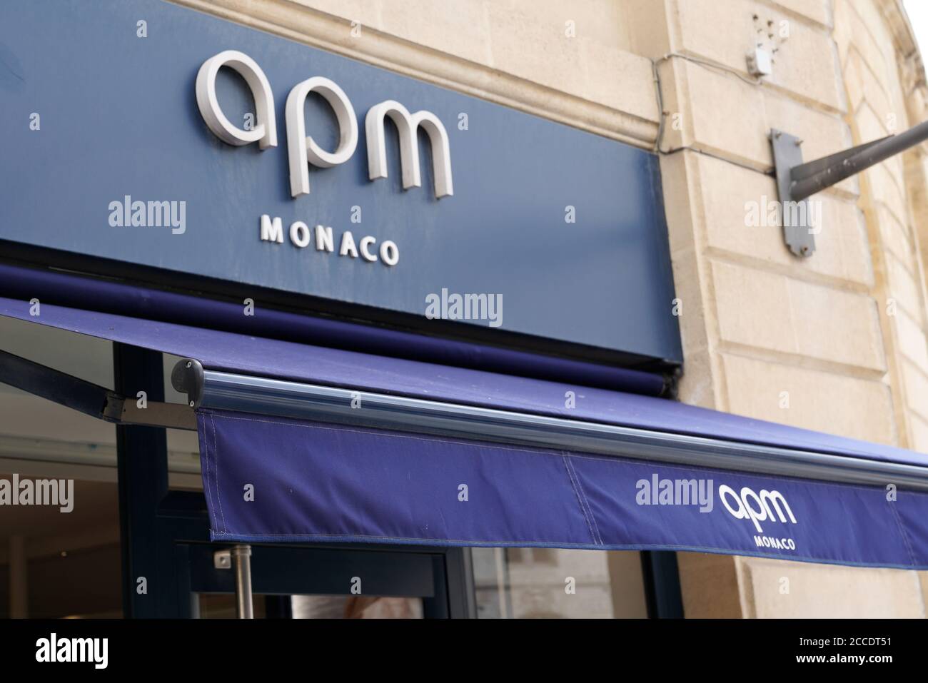 Bordeaux , Aquitaine / Frankreich - 08 16 2020 : APM Monaco Logo und Schild vor dem Geschäft Mode Schmuck Shop Unternehmen Stockfoto