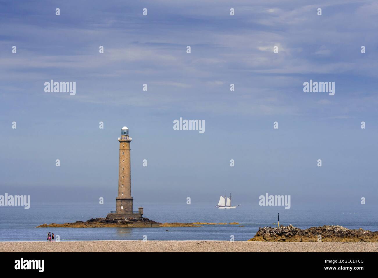 PHARE de La Hague / Leuchtturm Phare de Goury und Zweimaster-Segelschiff in der Nähe von Auderville, Cap de La Hague, Halbinsel Cotentin, Basse-Normandie, Frankreich Stockfoto