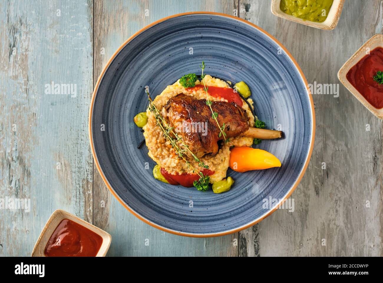 Geschmorte Lammschenkel auf der Kartoffelpüree auf dem Holztisch Stockfoto