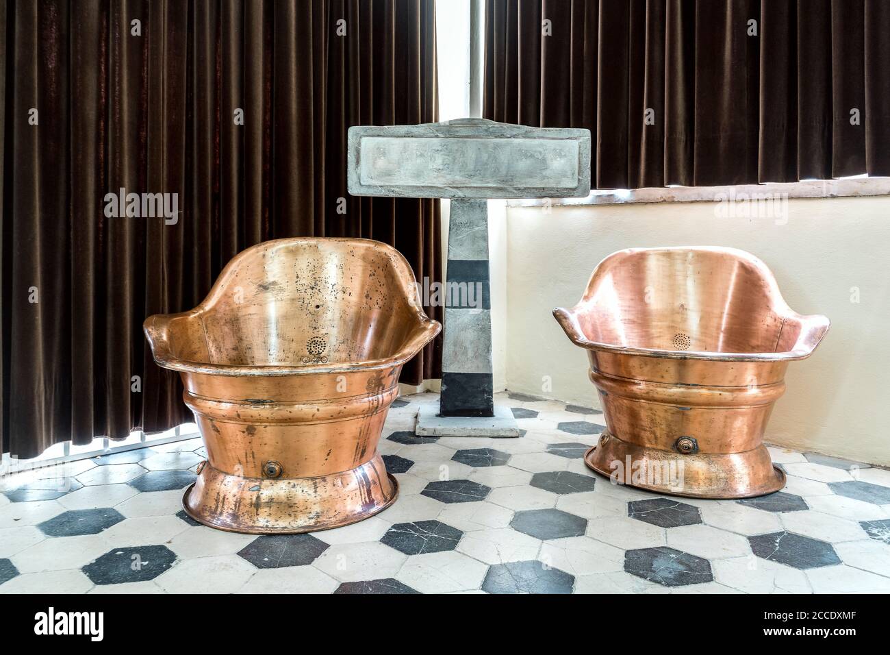 Vintage, goldene und glänzende Thermalbadewanne, verwendet in Luso, Portugal Stockfoto