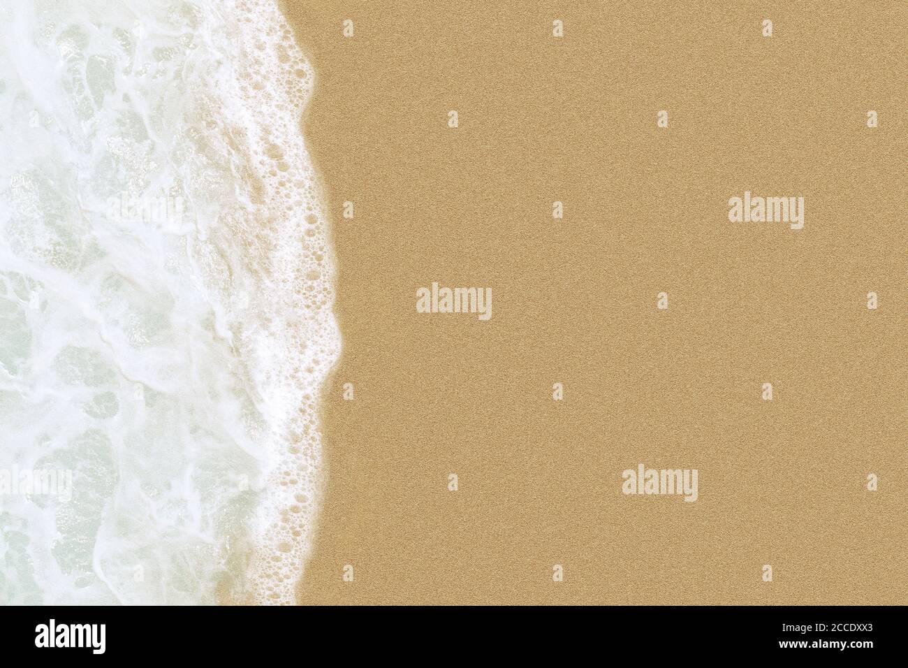 Sanfte Wellen am Sandstrand, Sommerhintergrund mit Kopierplatz. Stockfoto