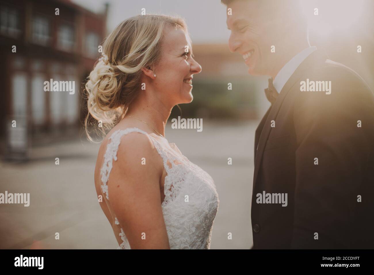 Brautpaar, glücklich, verliebt Stockfoto