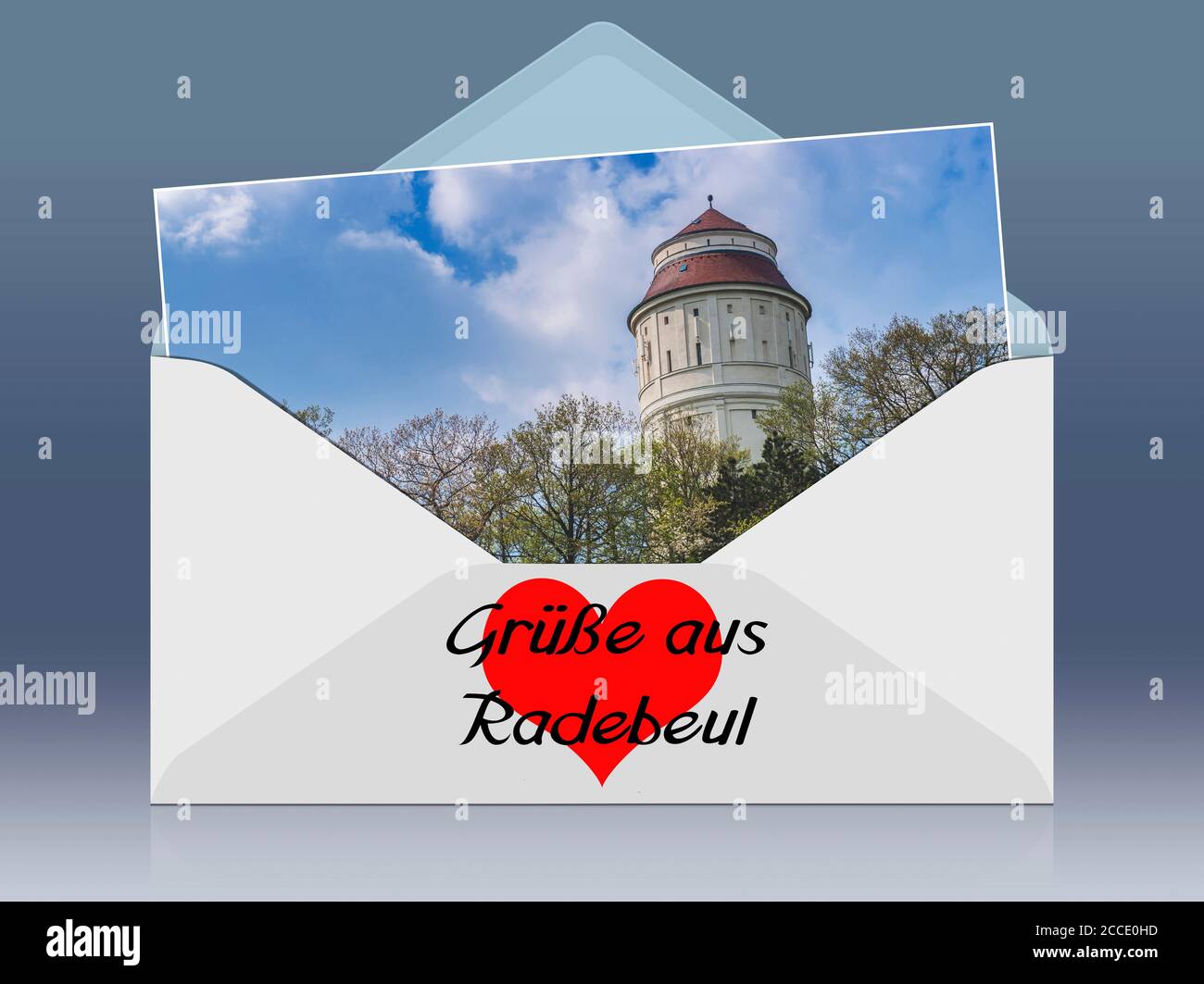 Ein öffneter Briefumschlag mit einem Foto und der Beschriftung Grüße aus. Der Wasserturm in Radebeul wurde 1917 ermittelt und ist 39 Meter hoch, Rad Stockfoto
