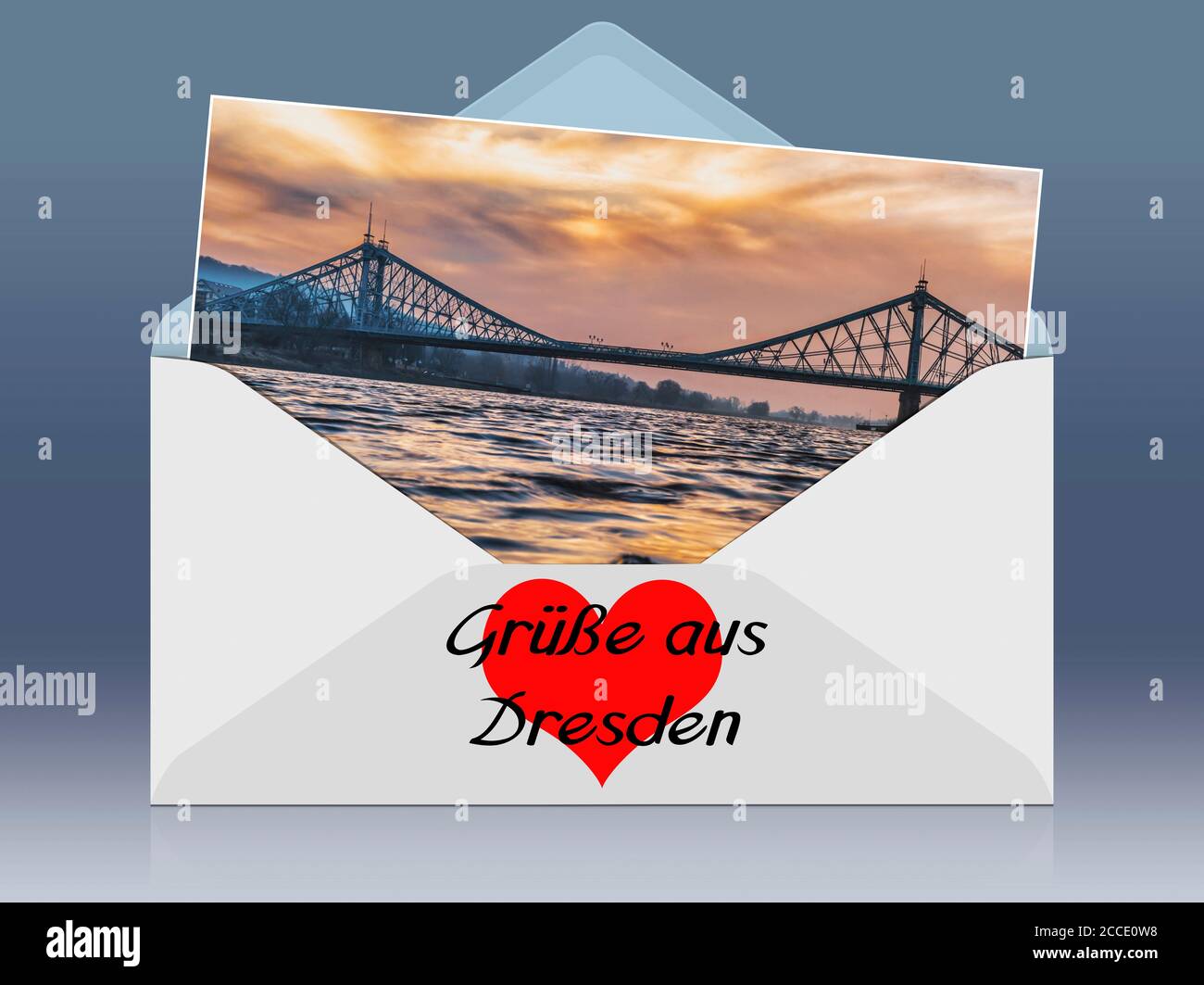 Ein öffneter Briefumschlag mit einem Foto und der Beschriftung Grüße aus. Sicht über den Fluss Elbe zur 1893 eingeweihten Loschwitzer Elbbrücke 'Bla Stockfoto