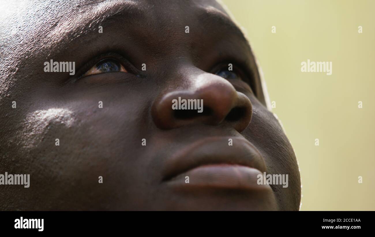 Schwarze Leben sind wichtig. Nahaufnahme eines afrikanischen Mannes mit roten Augen. Hochwertige Fotos Stockfoto