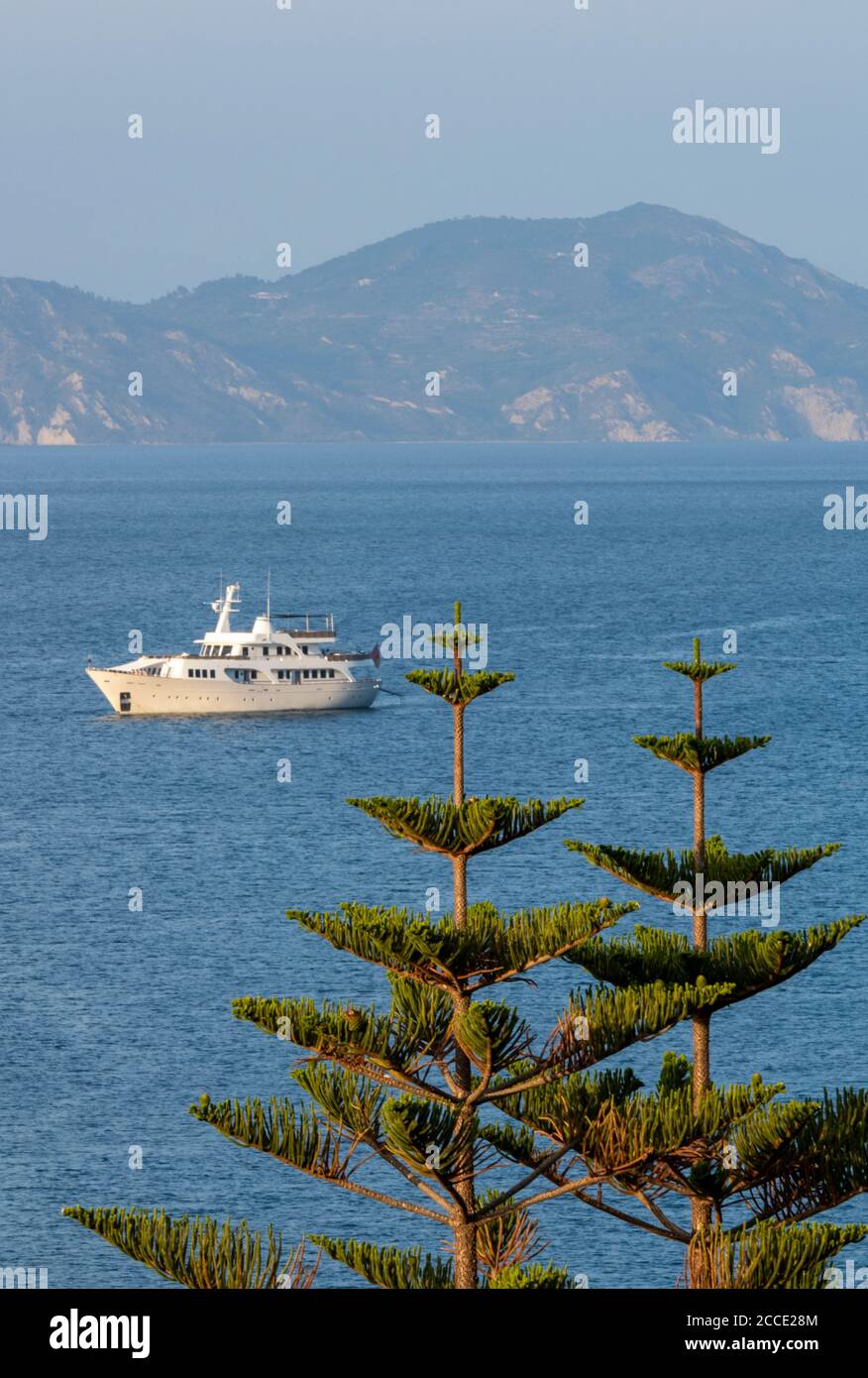 Eine Yacht vor der griechischen Insel zakynthos in einer ruhigen Bucht vor Anker. Stockfoto