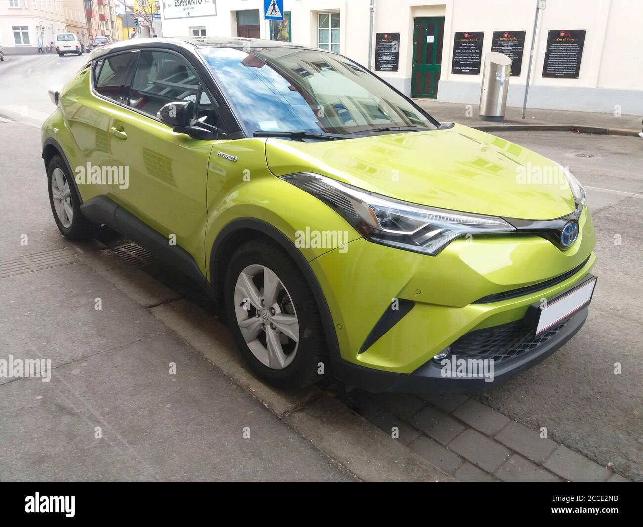 Graz, Österreich-03. Februar 2020: Moderner Hybrid-Auto grün Toyota auf der Straße geparkt. Neues Energiefahrzeug, umweltfreundliches Auto Stockfoto