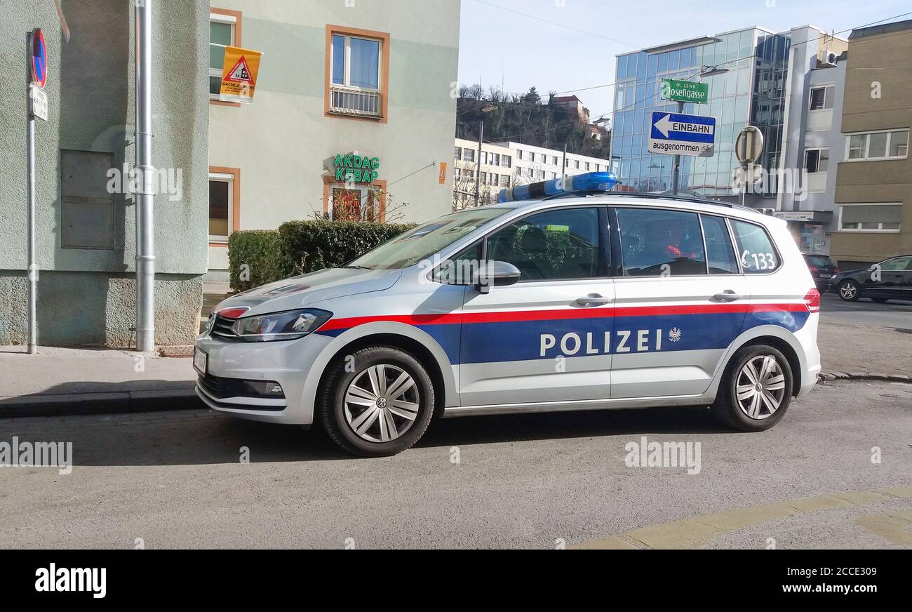 Graz, Österreich- 03. Februar 2020: Österreichischer Bundespolizeiwagen auf der Straße Stockfoto