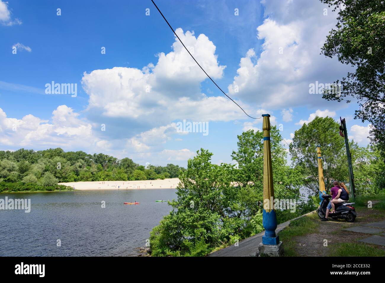 Kiew (Kiew), Venezianischer Kanal, Seitenarm des Flusses Dnipro (Dnjepr), Strand, Paar am Roller in Kiew, Ukraine Stockfoto